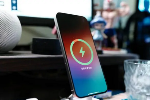 方正苹果15换屏服务分享用什么充电器给iPhone15充电更好 